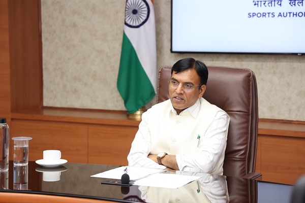 Union Minister Mansukh Mandaviya meets 300+ Namo Fit India Cycling Clubs