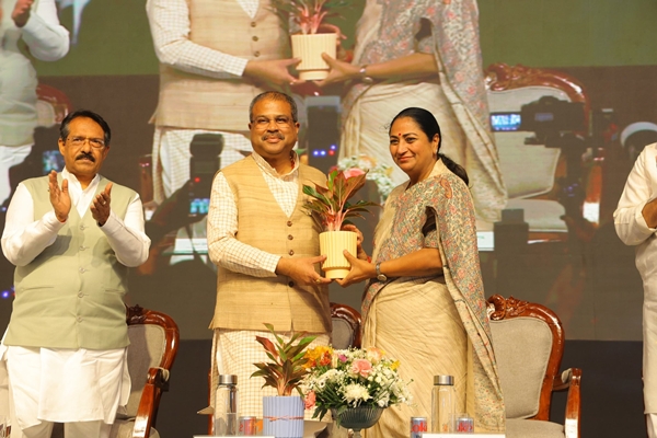 केंद्रीय मंत्री धर्मेंद्र प्रधान और दिल्ली के मुख्यमंत्री ने रेखा गुप्ता ने  400 देवी ई-बसों को हरी झंडी दिखाई