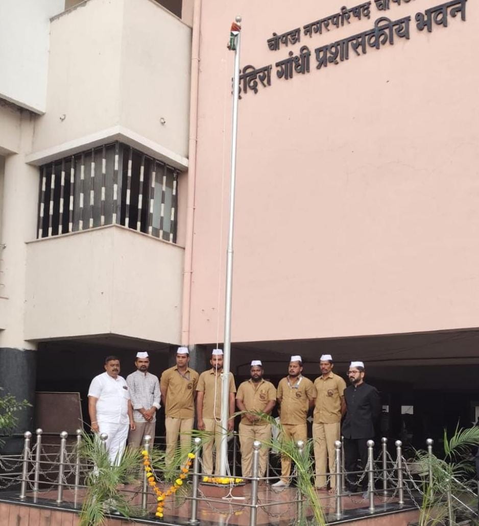आंतरराष्ट्रीय कामगार दिवसाच्या निमित्त जळगाव जिल्ह्यात सफाई कामगाराच्या हस्ते ध्वजारोहण