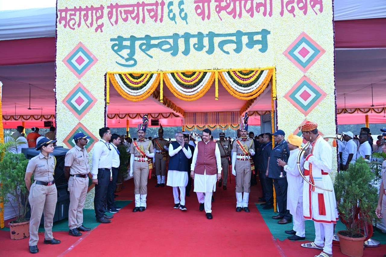 महाराष्ट्र के 66वें स्थापना दिवस पर राज्यपाल और मुख्यमंत्री ने मुंबई में आयोजित आधिकारिक समारोह में भाग लिया