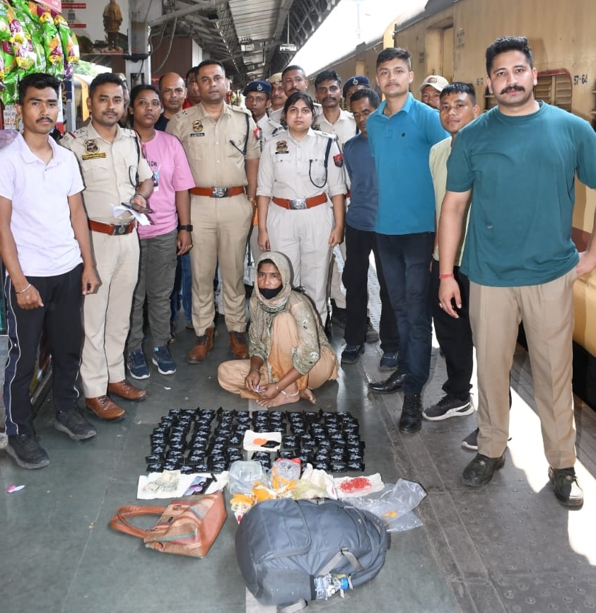 গুৱাহাটী ৰে’ল ষ্টেচনত ২০ হাজাৰ নিচাযুক্ত টেবলেটসহ এগৰাকী মহিলাক আটক