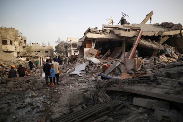 Israeli Air Strikes Kill 115 in Gaza Amid Ceasefire Talks During Trump Visit