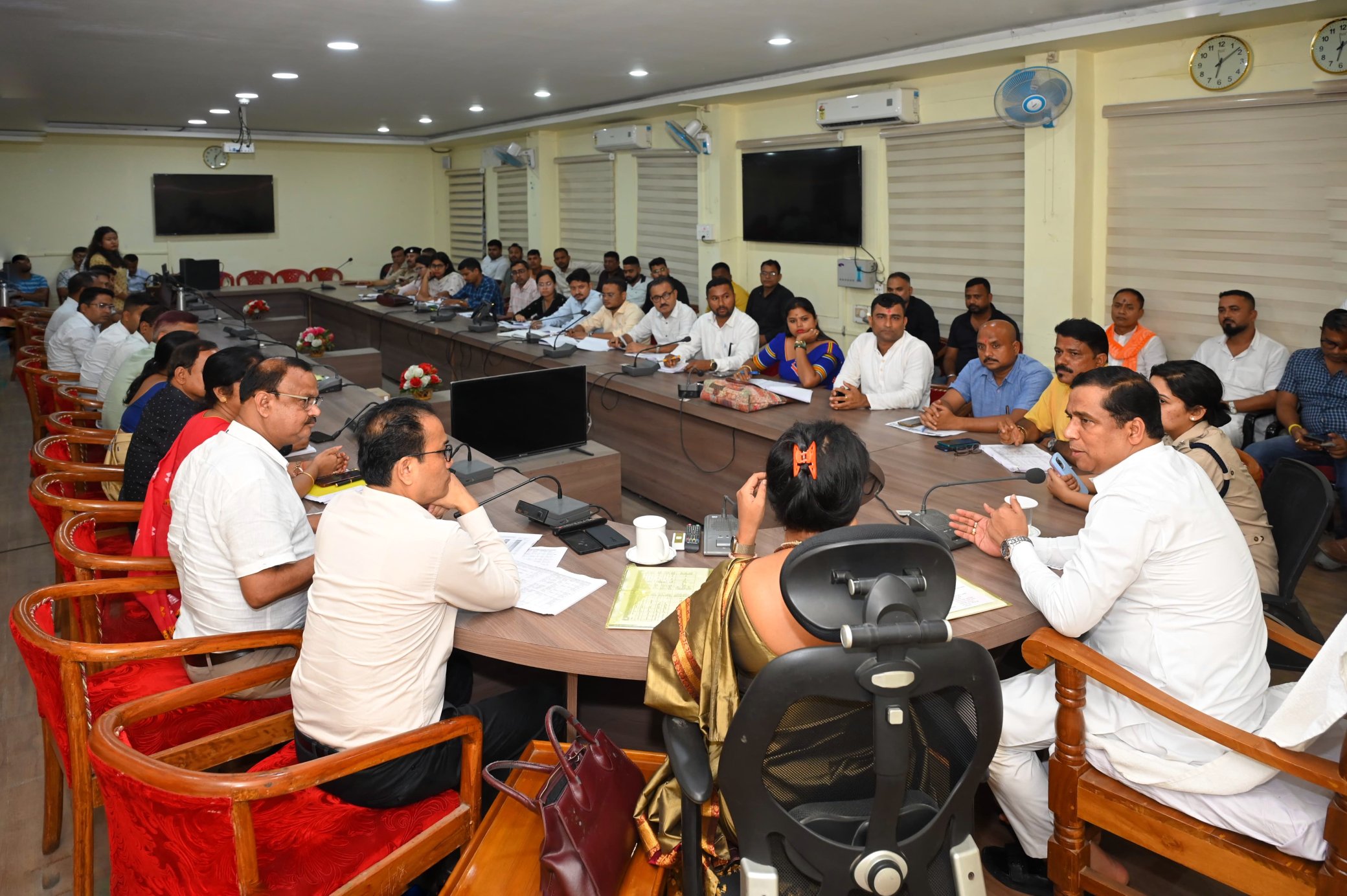 ৰাজ্য চৰকাৰৰ বিভিন্ন আঁচনি ৰূপায়ণৰ অগ্ৰগতি সন্দৰ্ভত নলবাৰী জিলা আয়ুক্তৰ কাৰ্যালয়ত মন্ত্ৰী জয়ন্ত মল্লবৰুৱাৰ বৈঠক