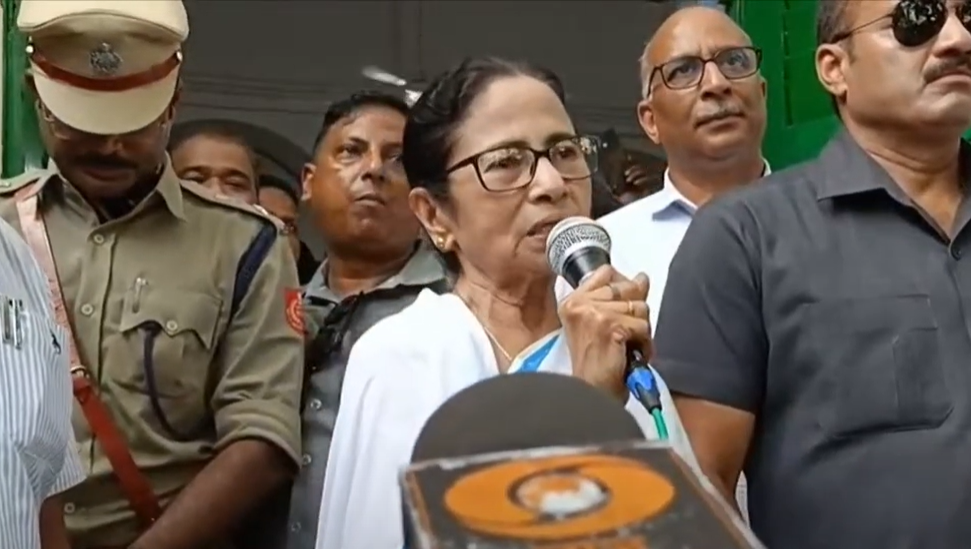 মুর্শিদাবাদে যে হিংসার ঘটনা ঘটেছে তা পূর্বপরিকল্পিত বড় চক্রান্ত বলে মুখ্যমন্ত্রী মমতা ব্যানার্জি দাবি করেছেন
