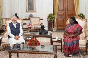 प्रधानमंत्री नरेन्‍द्र मोदी ने आज दोपहर राष्‍ट्रपति भवन में राष्‍ट्रपति द्रौपदी मुर्मु से भेंट की