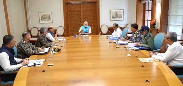નવી દિલ્હી ખાતે સંરક્ષણ મંત્રી રાજનાથ સિંહ અને સૈન્યનાં ત્રણેય પાંખના વડા સાથે પ્રધાનમંત્રીની બેઠક