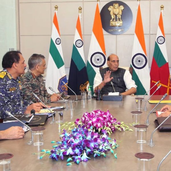 સંરક્ષણ મંત્રી રાજનાથ સિંહે સેનાની ત્રણેય પાંખના વડાઓ સાથે બેઠક યોજી