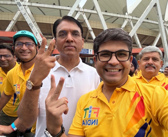 खेल मंत्री मनसुख मांडविया ने पत्रकारों के साथ फिट इंडिया संडे ऑन साइकिल अभियान में भाग लिया
