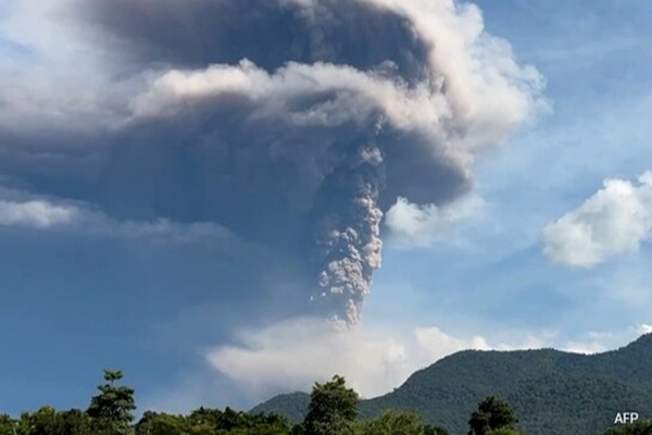 Indonesia: Volcano erupts on tourist island of Flores