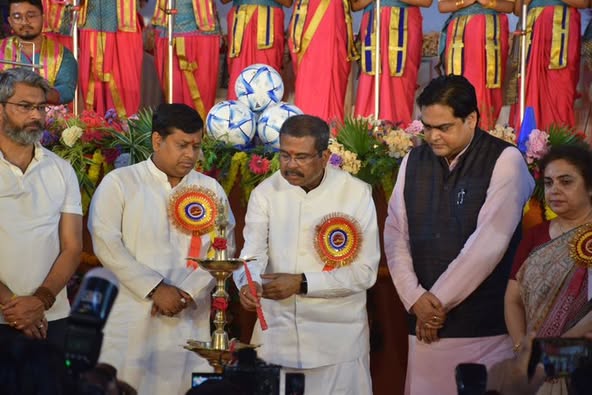 পড়ুয়াদের মধ্যে ফুটবল খেলা নিয়ে আগ্রহ বাড়াতে কেন্দ্রীয় শিক্ষা মন্ত্রী ধর্মেন্দ্র প্রধান গতকাল কলকাতায় ফুটবল ফর স্কুলস কর্মসূচির দ্বিতীয় পর্যায়ের সূচনা করেছেন।