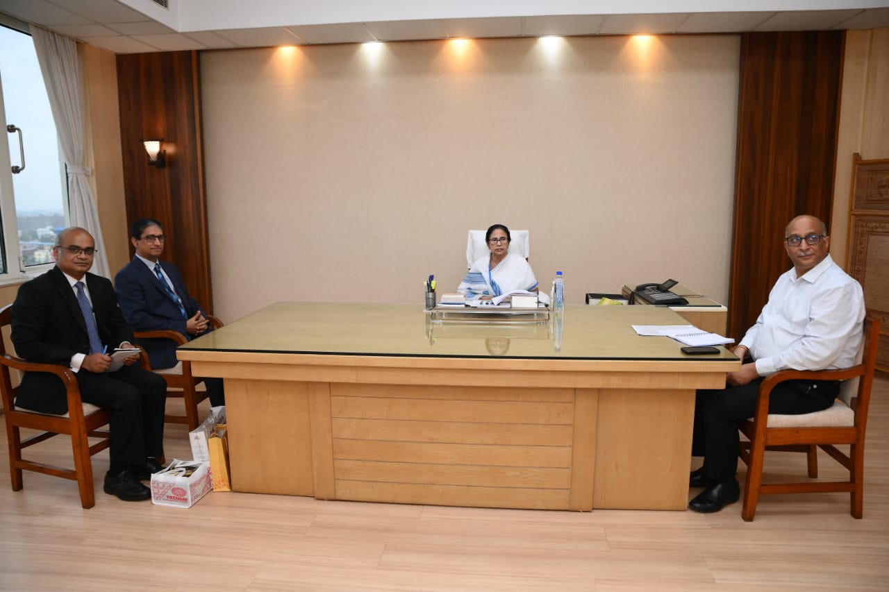 ভারতে নিযুক্ত বাংলাদেশের হাইকমিশনার এম রিয়াজ হামিদুল্লাহ কলকাতায় এসে আজ নবান্নে মুখ্যমন্ত্রী মমতা ব্যানার্জির সঙ্গে দেখা করেন।