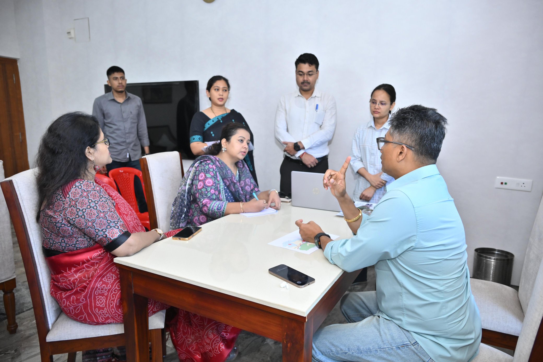 জাগীৰোডৰ উন্নয়ন সন্দৰ্ভত পৰিদৰ্শন ভৱনত মন্ত্ৰী পীয়ুষ হাজৰিকাৰ বৈঠক