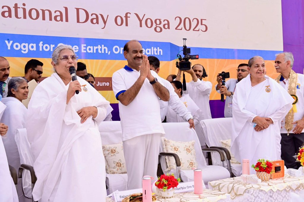 লোকসভার স্পিকার ওম বিড়লা বলেছেন যে যোগব্যায়াম শরীর, মন এবং আত্মার মধ্যে সামঞ্জস্য অর্জনের জন্য একটি শক্তিশালী হাতিয়ার।