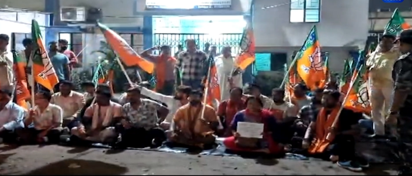 কসবার সাউথ ক্যালকাটা ল’ কলেজে ছাত্রীর গণধর্ষণের তদন্তে গতি আনতে বিশেষ তদন্ত কমিটি-SIT-র সদস্য সংখ্যা বাড়িয়ে পাঁচ থেকে ৯ করা হয়েছে। # ঘটনার প্রতিবাদে দিকে দিকে বিক্ষোভে সামিল হয়েছেন বিরোধী দল সহ বিভিন্ন স্তরের মানুষ।