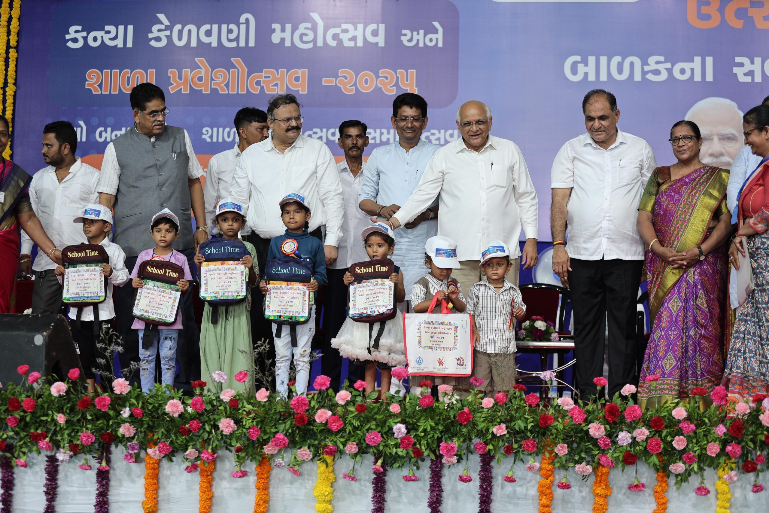 મુખ્યમંત્રી ભૂપેન્દ્ર પટેલે આજે  ગાંધીનગરની પુન્દ્રાસણ પ્રાથમિક શાળામાં કુલ 197 ભૂલકાઓને શૈક્ષણિક કીટ આપીને શાળામાં પ્રવેશ કરાવ્યો.