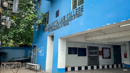 এক সপ্তাহ বন্ধ থাকার পর দক্ষিণ কলকাতার কসবা ল’কলেজে আগামী সোমবার থেকে আবার ক্লাস শুরু হতে চলেছে