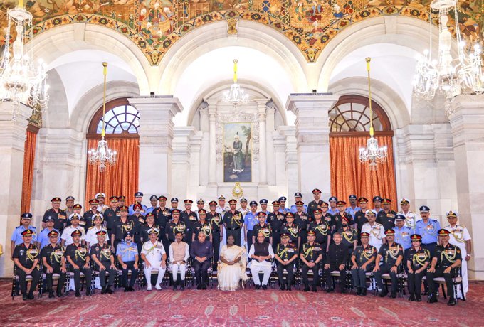 রাষ্ট্রপতি দ্রৌপদী মুর্মু গতকাল নতুনদিল্লির রাষ্ট্রপতি ভবনে ২০২৫-এর প্রতিরক্ষা পদক বিতরণ অনুষ্ঠানে ৯২ জনকে বিশিষ্ট সেবা পদক প্রদান করেছেন।