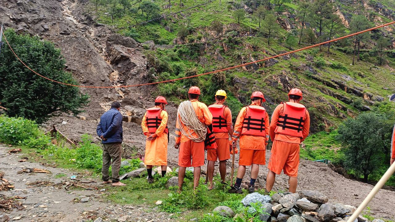मूसलाधार बारिश का दौर जारी, भूस्खलन के चलते यमुनोत्री राष्ट्रीय राजमार्ग का करीब 10 मीटर हिस्सा बहा