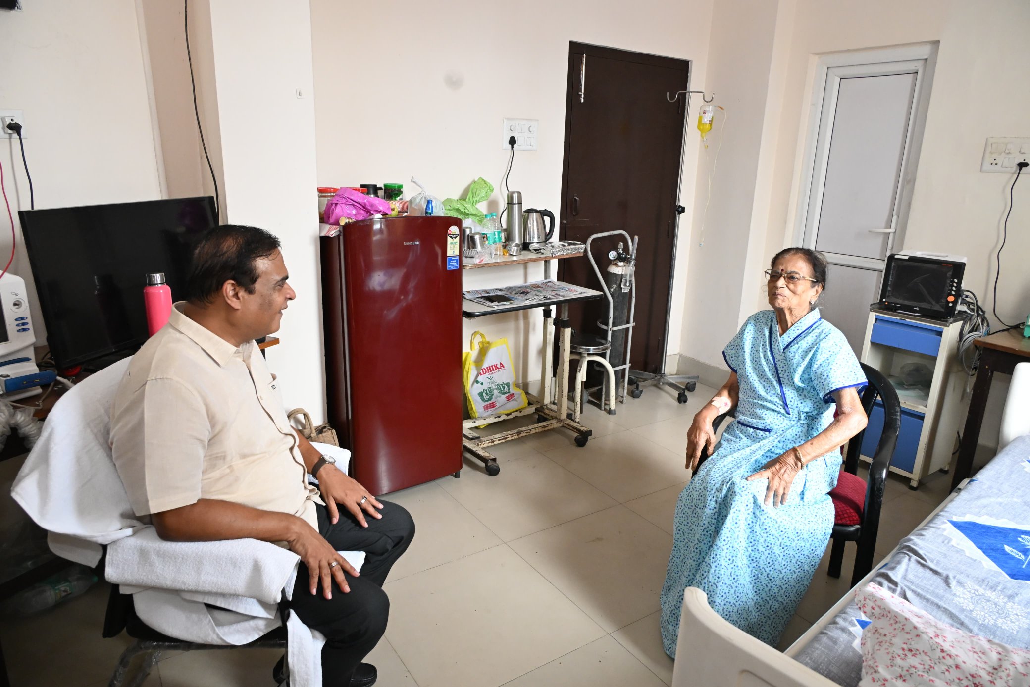 বিজেপিৰ প্ৰাক্তন ৰাষ্ট্ৰীয় উপ-সভাপতি বিজয়া চক্ৰৱৰ্তীৰ স্বাস্থ্যৰ বুজ ল’লে মুখ্যমন্ত্রীয়ে