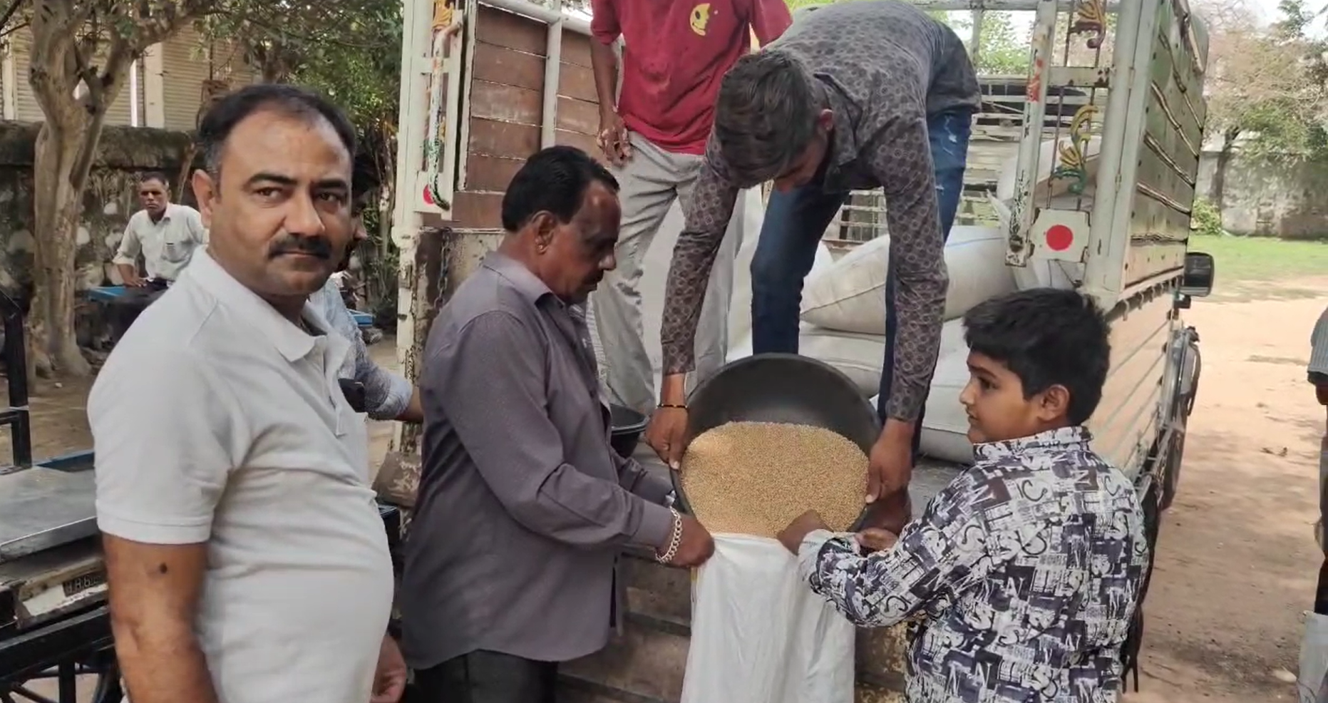 N.F.S.A. કેવાઇસી માટે દાંતાના વહિવટદારે નિઃશુલ્ક ઘઉનું વિતરણ કરીને અનોખુ અભિયાન શરૂ કર્યુ