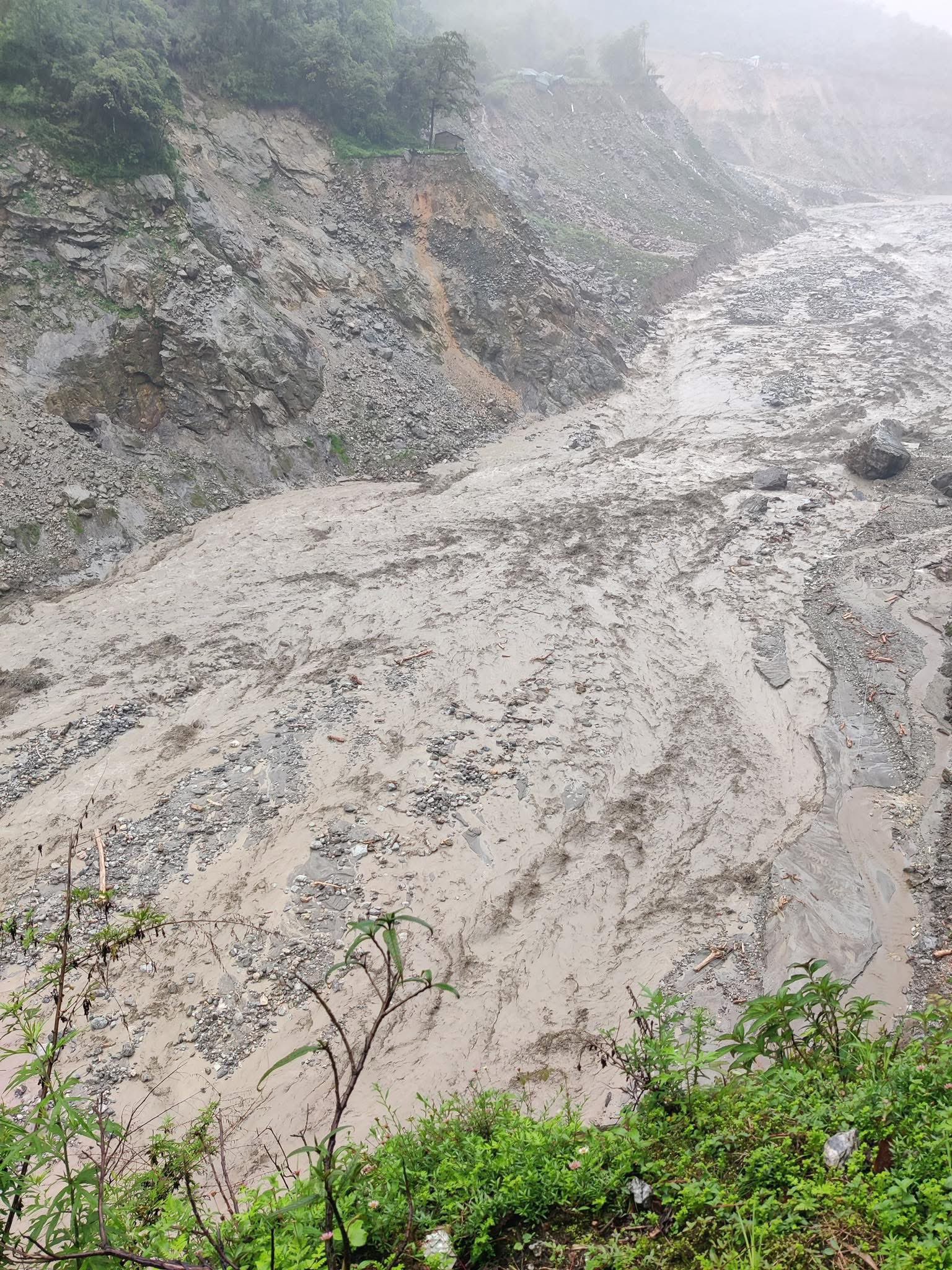 सिक्किमः मंगन ज़िले में बारिश और भूस्‍खलन के कारण कई स्‍थानों पर सड़क-सम्‍पर्क ब‍ाधित