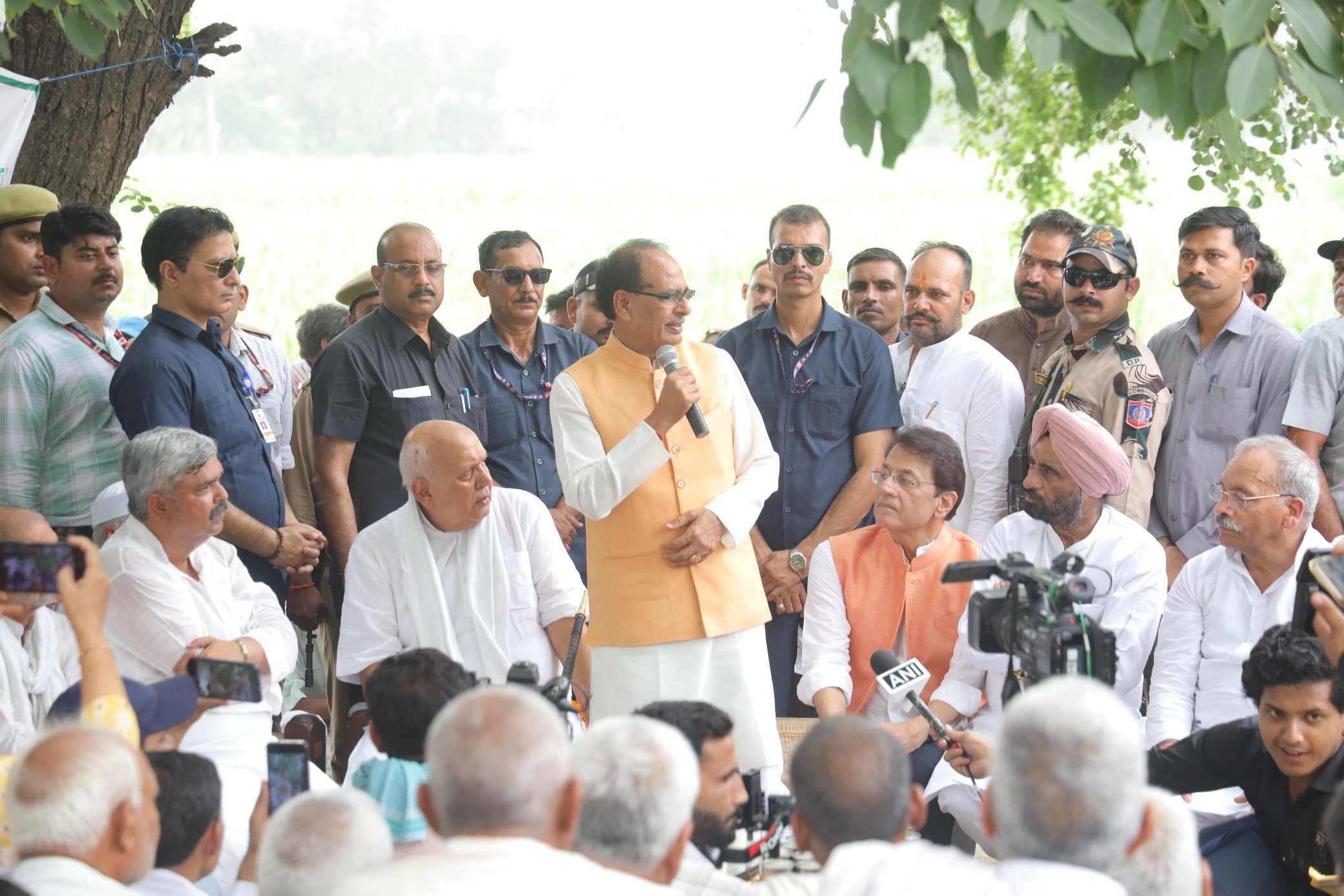 कृषि मंत्री शिवराज सिंह चौहान ने यूपी के मेरठ के जंगेठी गांँव में किसानों से बातचीत की