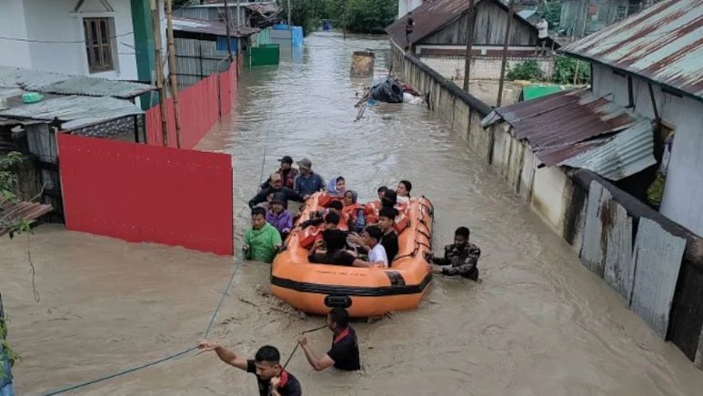 असम में राज्‍य के 21 जिलों में पांच लाख से अधिक लोग बाढ़ से जूझ रहे हैं
