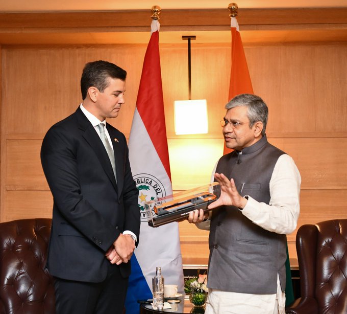 रेल मंत्री अश्विनी वैष्णव ने नई दिल्ली में पैराग्वे के राष्ट्रपति सैंटियागो पेना पालासिओस से भेंट की
