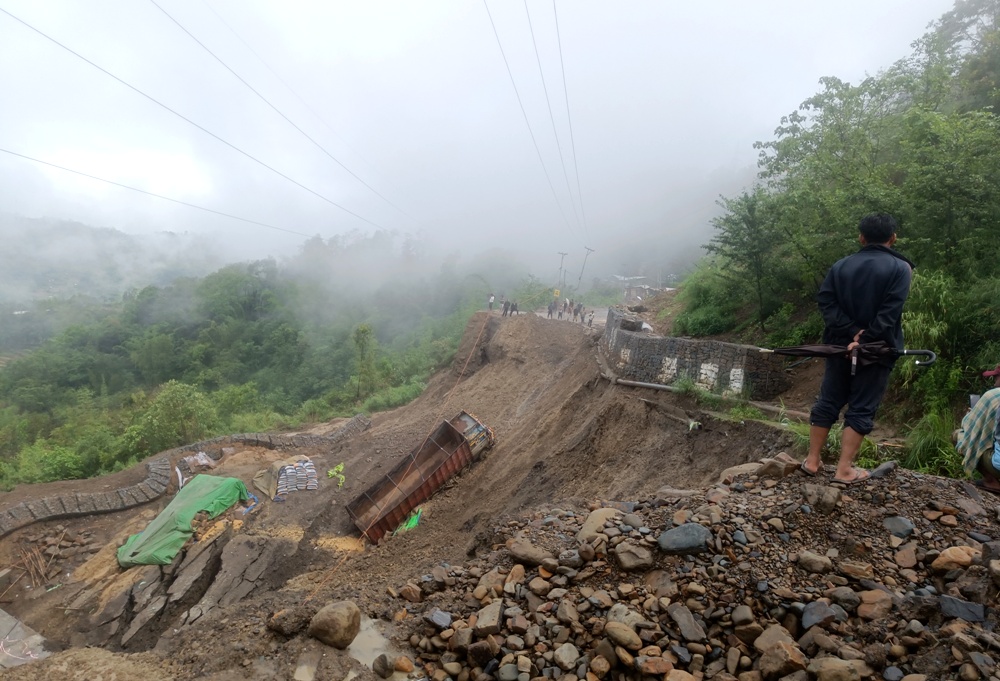 नागालैंड में लगातार बारिश के बाद कोहिमा जिले में किसामा के पास राष्ट्रीय राजमार्ग-2 पर भूस्खलन से नागालैंड और मणिपुर के बीच सड़क संपर्क टूटा