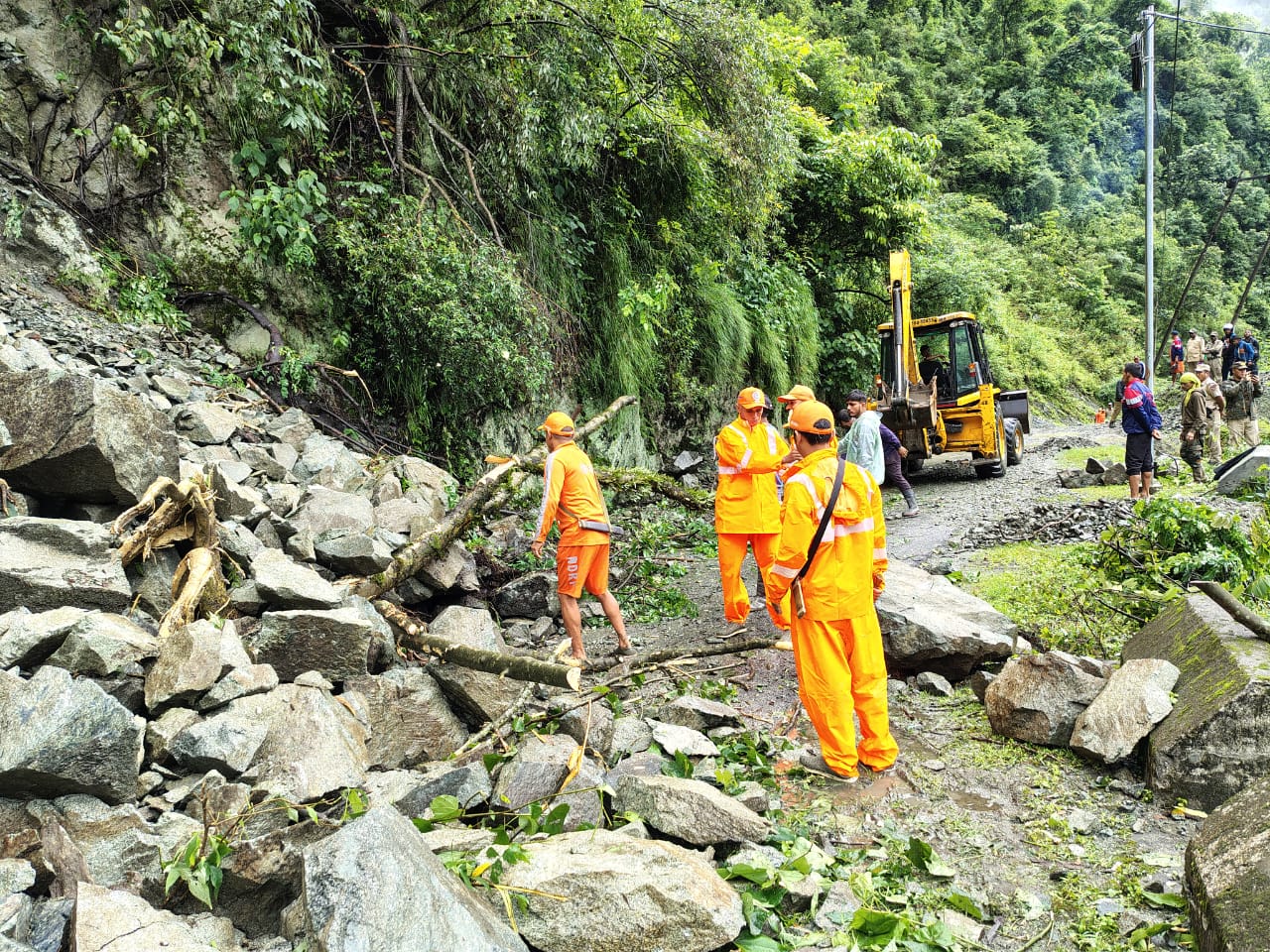 सिक्किम में एयर बचाव अभियान खराब मौसम के कारण स्थगित