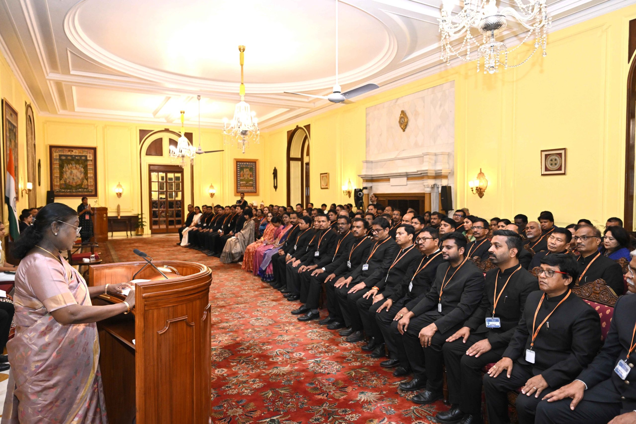 राष्ट्रपति ने नव-नियुक्त प्रशासनिक अधिकारियों से एआई, ई-गवर्नेंस और डिज़िटल-व्‍यवस्‍था में नवाचारों को अपनाने का आह्वान किया