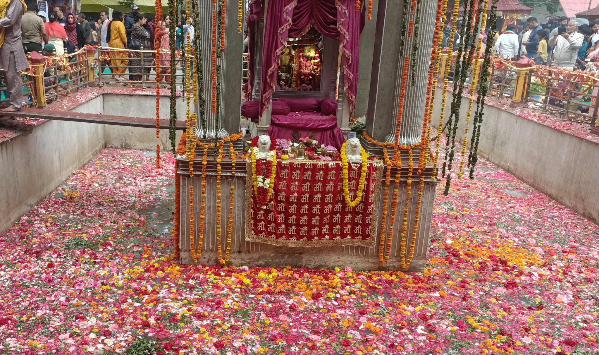 जम्‍मू-कश्मीरः गांदरबल के तुलमुल्ला में माता रागन्या देवी के पवित्र मंदिर में उल्लास के साथ मनाया गया खीर भवानी मेला