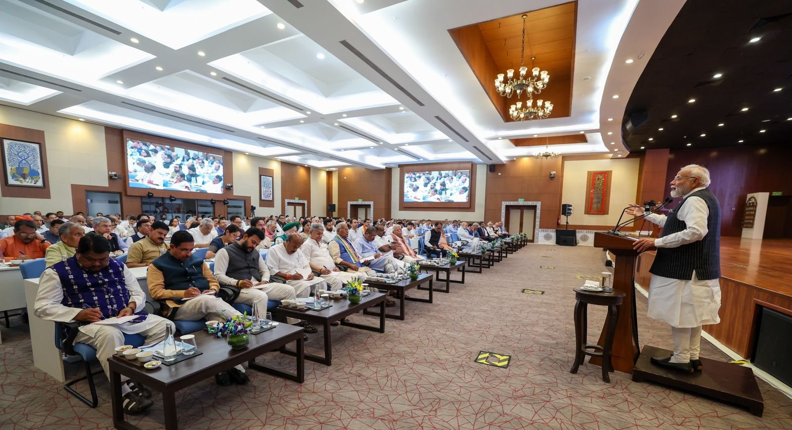 प्रधानमंत्री नरेंद्र मोदी ने नई दिल्ली में केंद्रीय मंत्रिपरिषद की बैठक की अध्यक्षता की