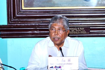 विद्यार्थ्याला केवळ पुस्तकी ज्ञान न देता प्रात्यक्षिकावर आधारित ज्ञान देणं गरजेचं