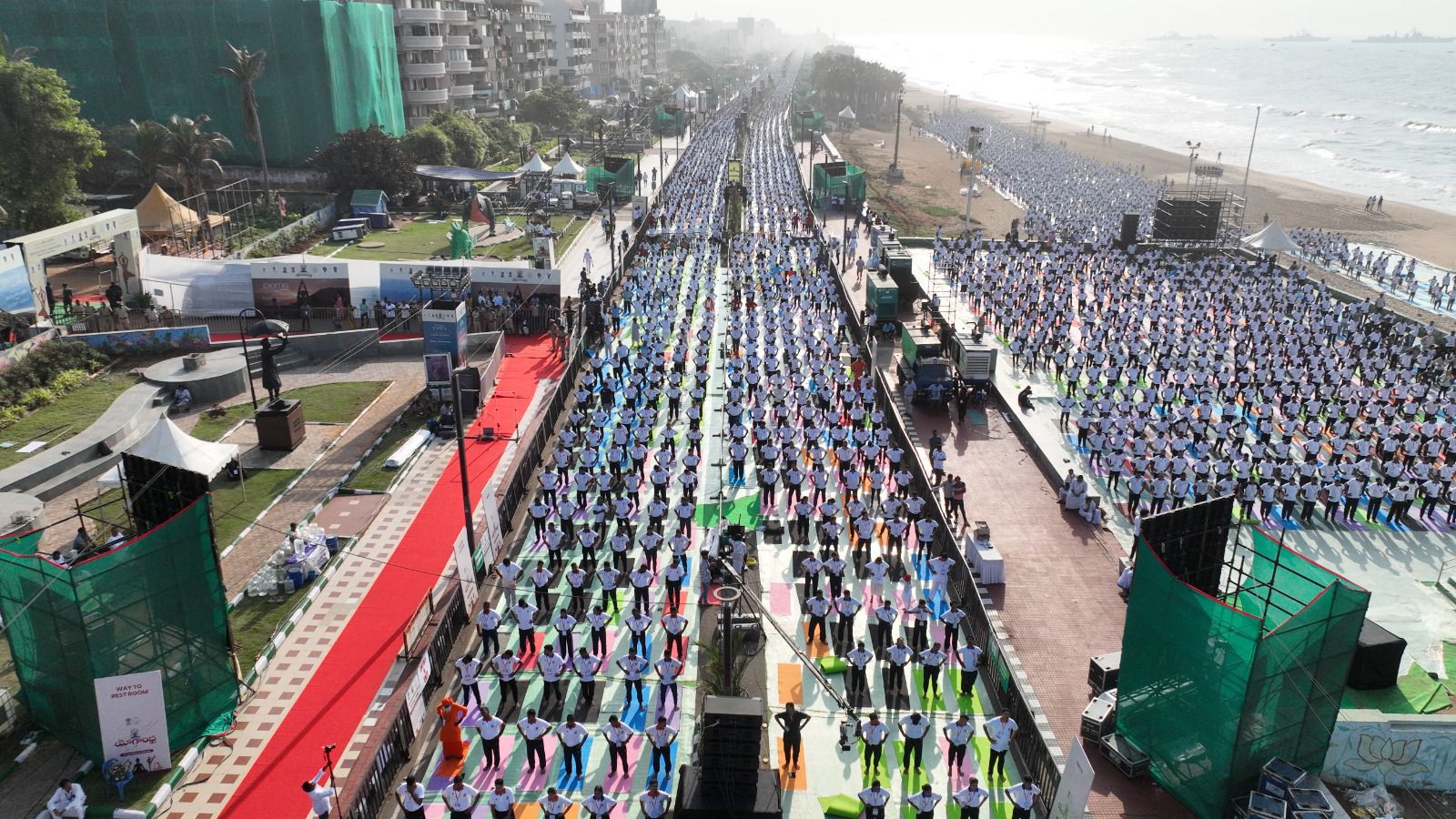 आंध्र प्रदेश के विशाखापत्तनम में आयोजित योग दिवस समारोह ने दो गिनीज वर्ल्ड रिकॉर्ड हासिल किए