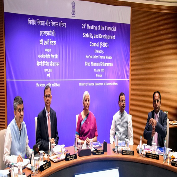 बँका, शेअर्समधली दावा न केलेली रक्कम गुंतवणूकदारांना परत करण्यासाठी मोहीम राबवण्याचे केंद्रीय अर्थमंत्र्यांचे आदेश