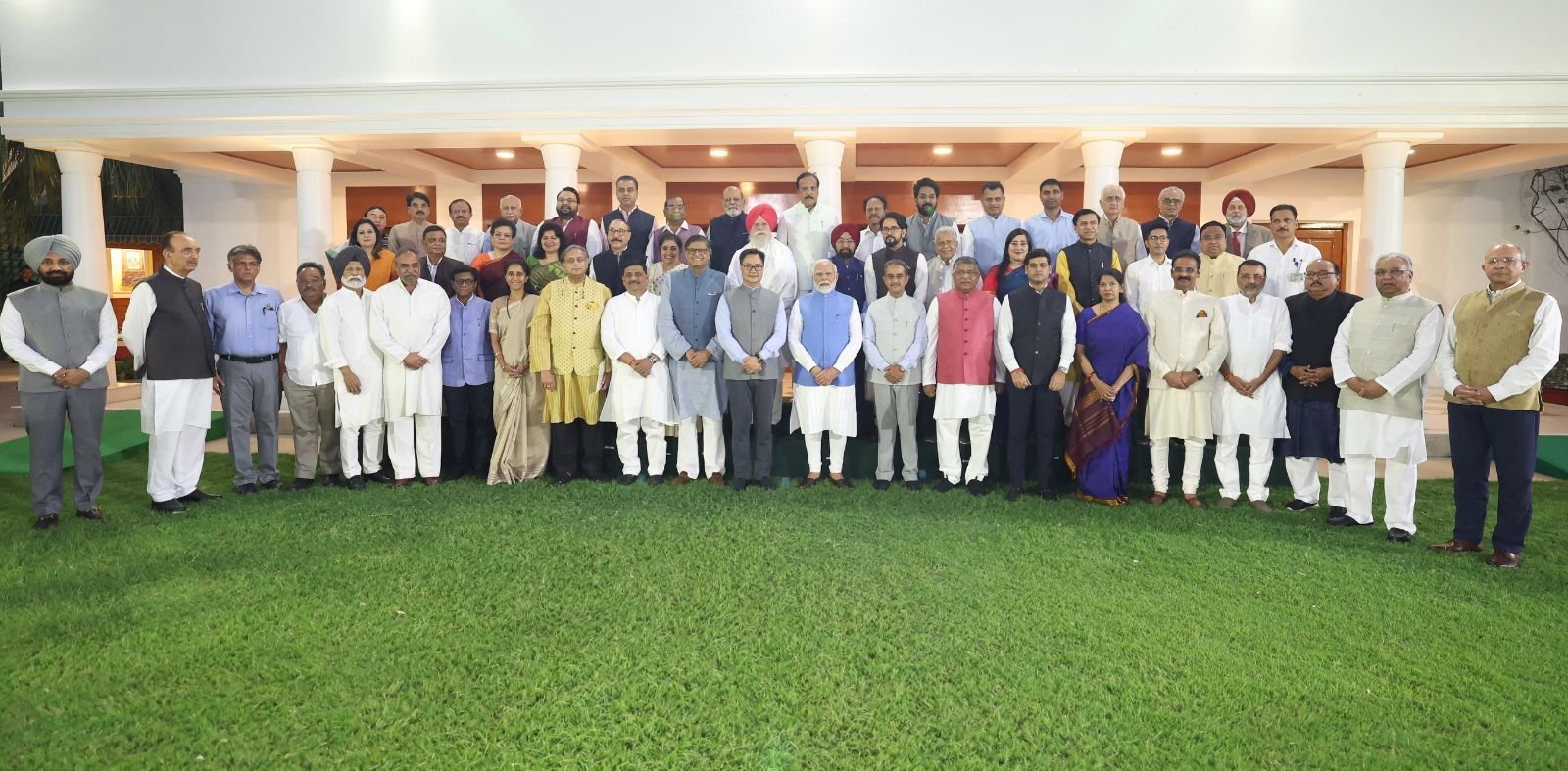 প্রধানমন্ত্রী নরেন্দ্র মোদী আজ সাতটি সর্বদলীয় প্রতিনিধিদলের সদস্যদের  তার বাসভবনে আমন্ত্রণ জানান।