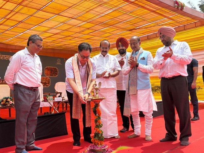 केंद्रीय मंत्री किरेन रिजिजू ने नई दिल्ली के राजघाट पर लोक संवर्धन पर्व का उद्घाटन किया