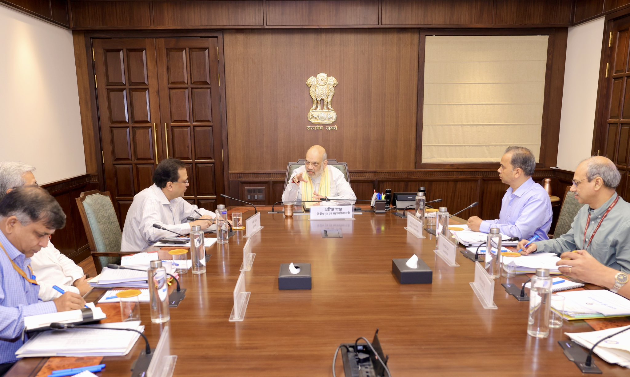 حکومت، ذات پات پر مبنی مردم شماری کے ساتھ بھارت کی سولہویں مردم شماری کرانے کے لیے آج گزٹ نوٹیفکیشن جاری کرے گی۔ وزیر داخلہ امت شاہ نے جاری مردم شماری کی تیاریوں کا جائزہ لیا۔