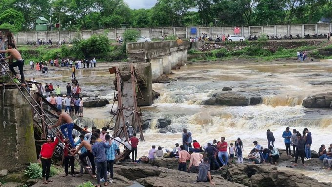 पुण्यातल्या इंद्रायणी नदीवरचा पूल कोसळल्यानं ४ जणांचा मृत्यू