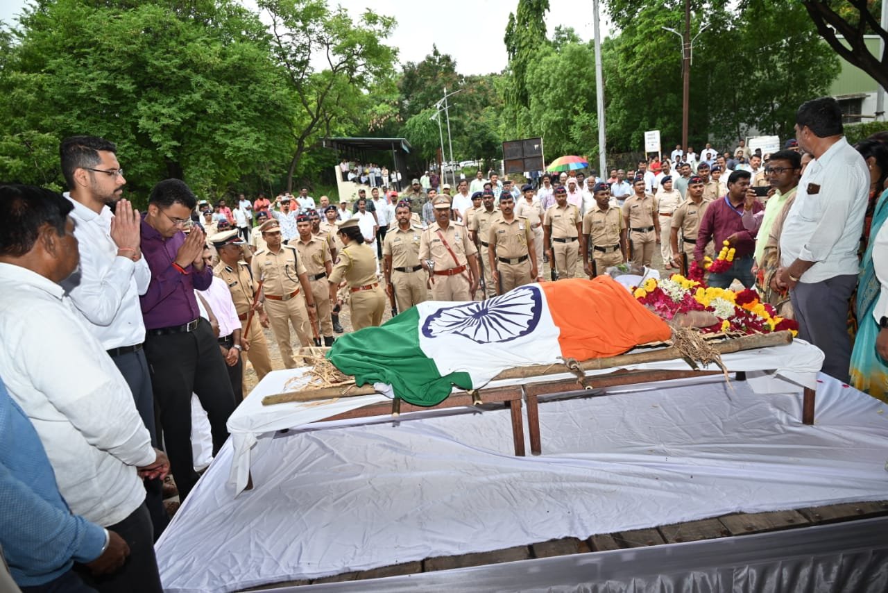 अरण्यऋषी मारुती चित्तमपल्ली यांच्या पार्थिवावर सोलापुरात शासकीय इतमामात अंत्यसंस्कार