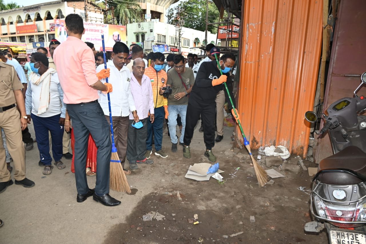 आषाढी एकादशीच्या पार्श्वभूमीवर पंढरपुरात स्वच्छता अभियानाला सुरुवात