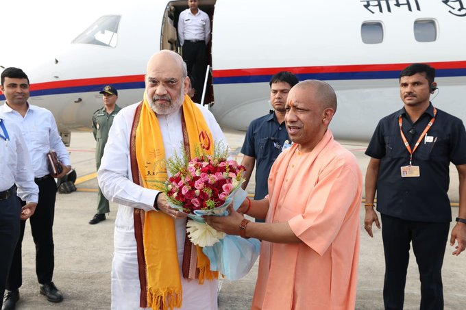 दो-दिवसीय यात्रा पर वाराणसी पहुँचे केंद्रीय गृहमंत्री अमित शाह