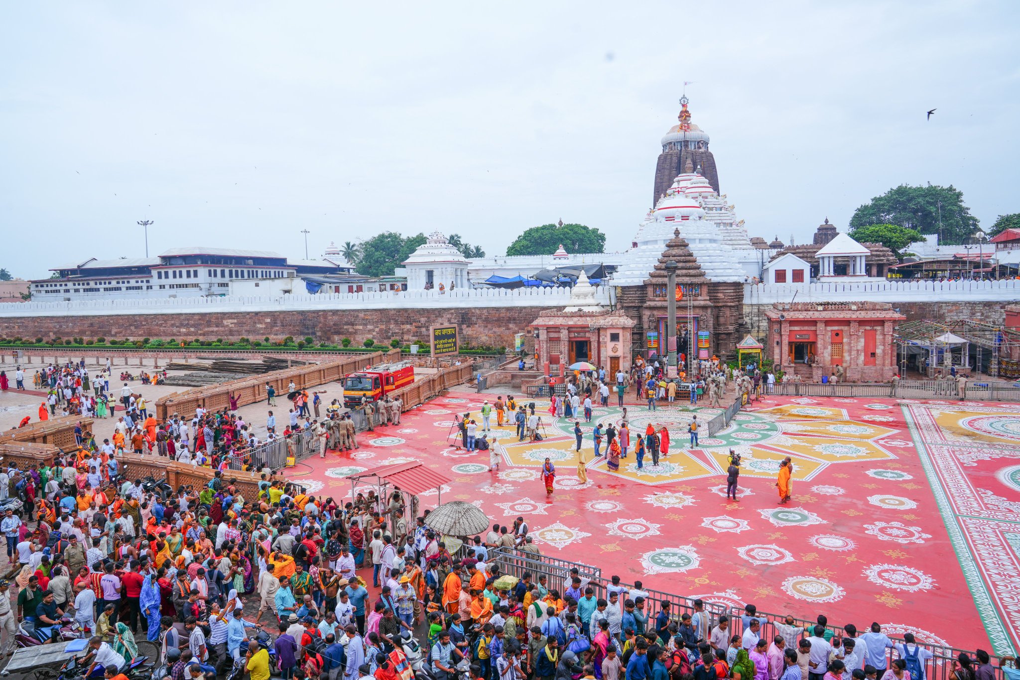 पुरी में भगवान जगन्नाथ के नबजौबन दर्शन के लिए उमड़े श्रद्धालु, लंबी कतारें लगीं
