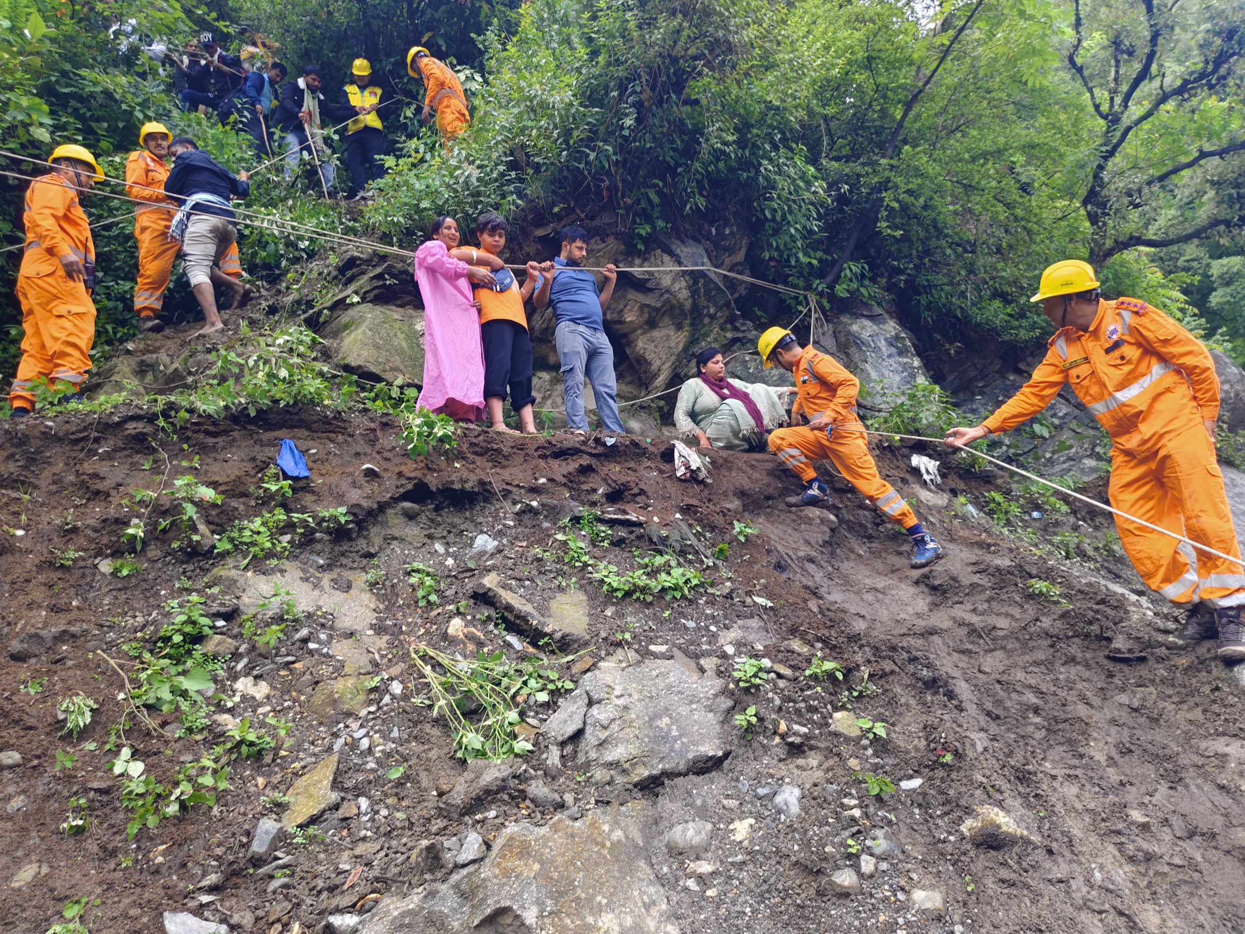 उत्तराखंड के रुद्रप्रयाग में टेम्पो ट्रैवलर अलकनंदा में गिरा, तीन की मौत, नौ लापता
