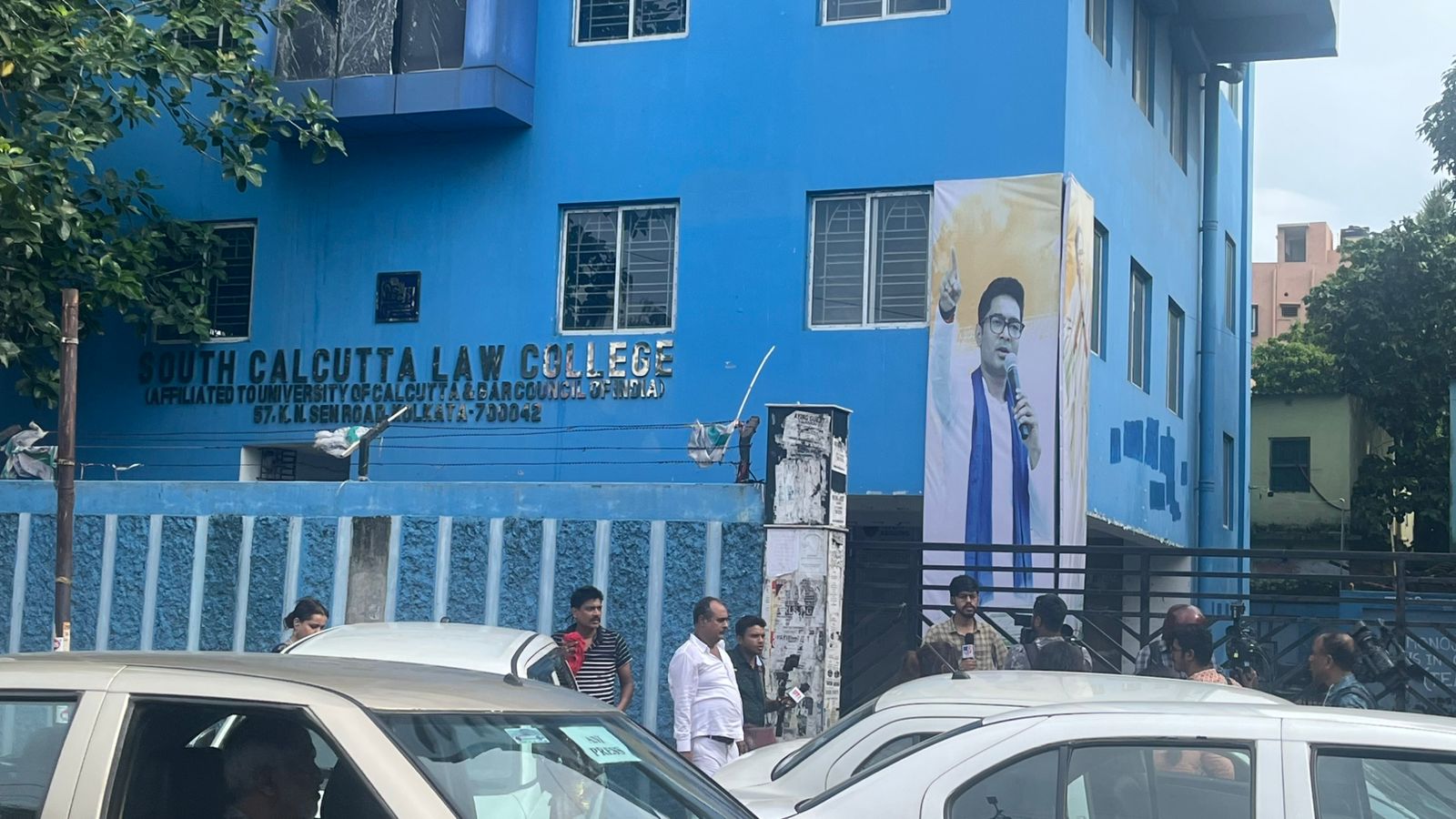 সাউথ ক্যালকাটা ল কলেজে ধর্ষণের ঘটনায় আজ সুপ্রিম কোর্ট এবং কলকাতা হাইকোর্টে একাধিক মামলা দায়ের হয়েছে।