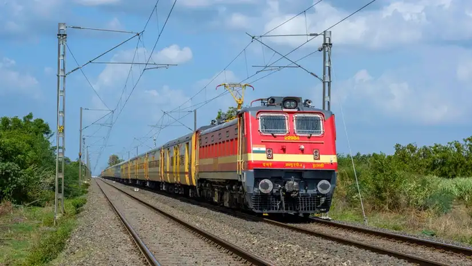 ভাড়া কাঠামোর সরলীকরণ এবং যাত্রী পরিষেবার সুবিধা বৃদ্ধিতে রেলমন্ত্রক আগামীকাল থেকে যাত্রীবাহী ট্রেনের ভাড়া বৃদ্ধি কার্যকর করছে।