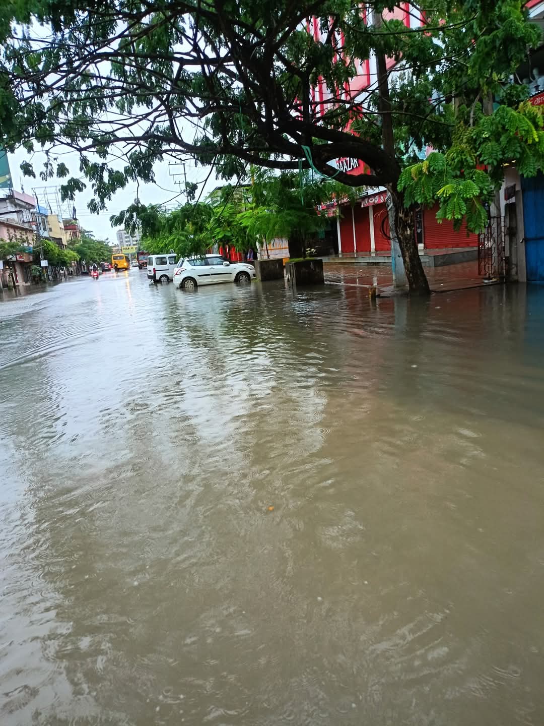 নেৰানেপেৰা বৰষুণৰ ফলত ঐতিহাসিক ৰংঘৰকে ধৰি শিৱসাগৰ নগৰ কৃত্ৰিম বানৰ কবলত