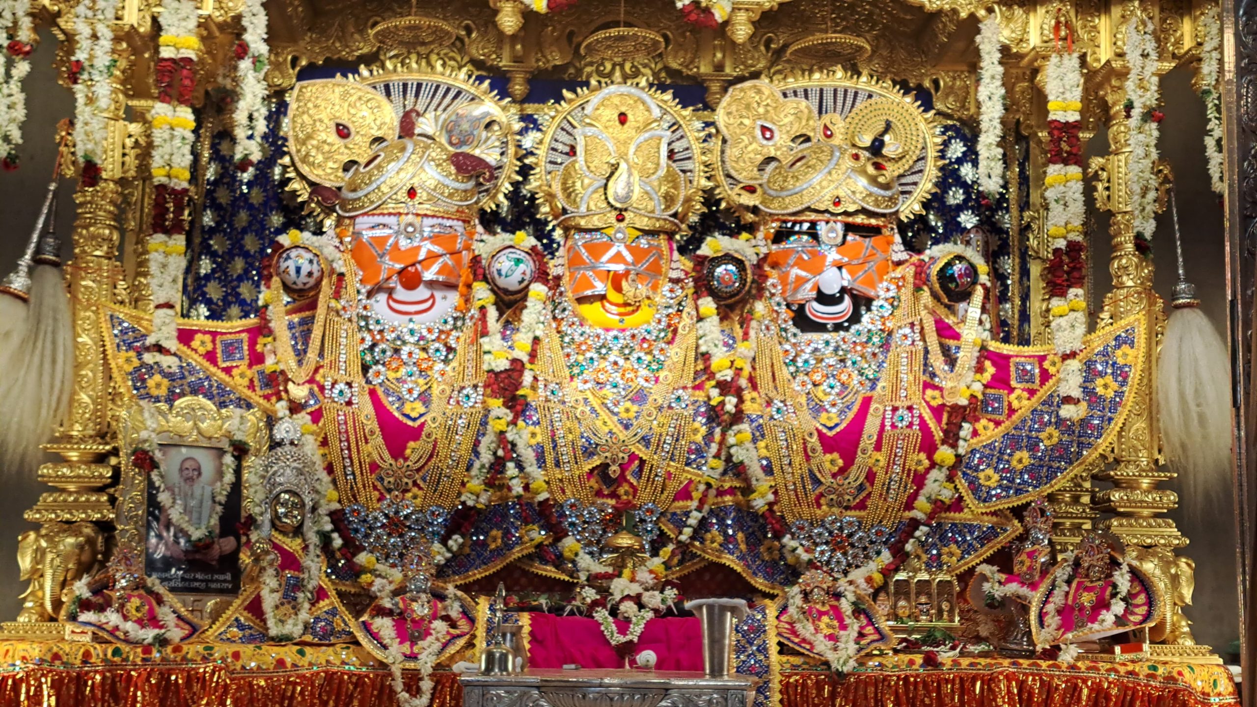 રથયાત્રાની પૂર્વસંધ્યાએ મુખ્યમંત્રી ભૂપેન્દ્ર પટેલે આજે અમદાવાદના જમાલપુર ભગવાન જગન્નાથ મંદિરમાં ભગવાનની આરતી ઉતારી