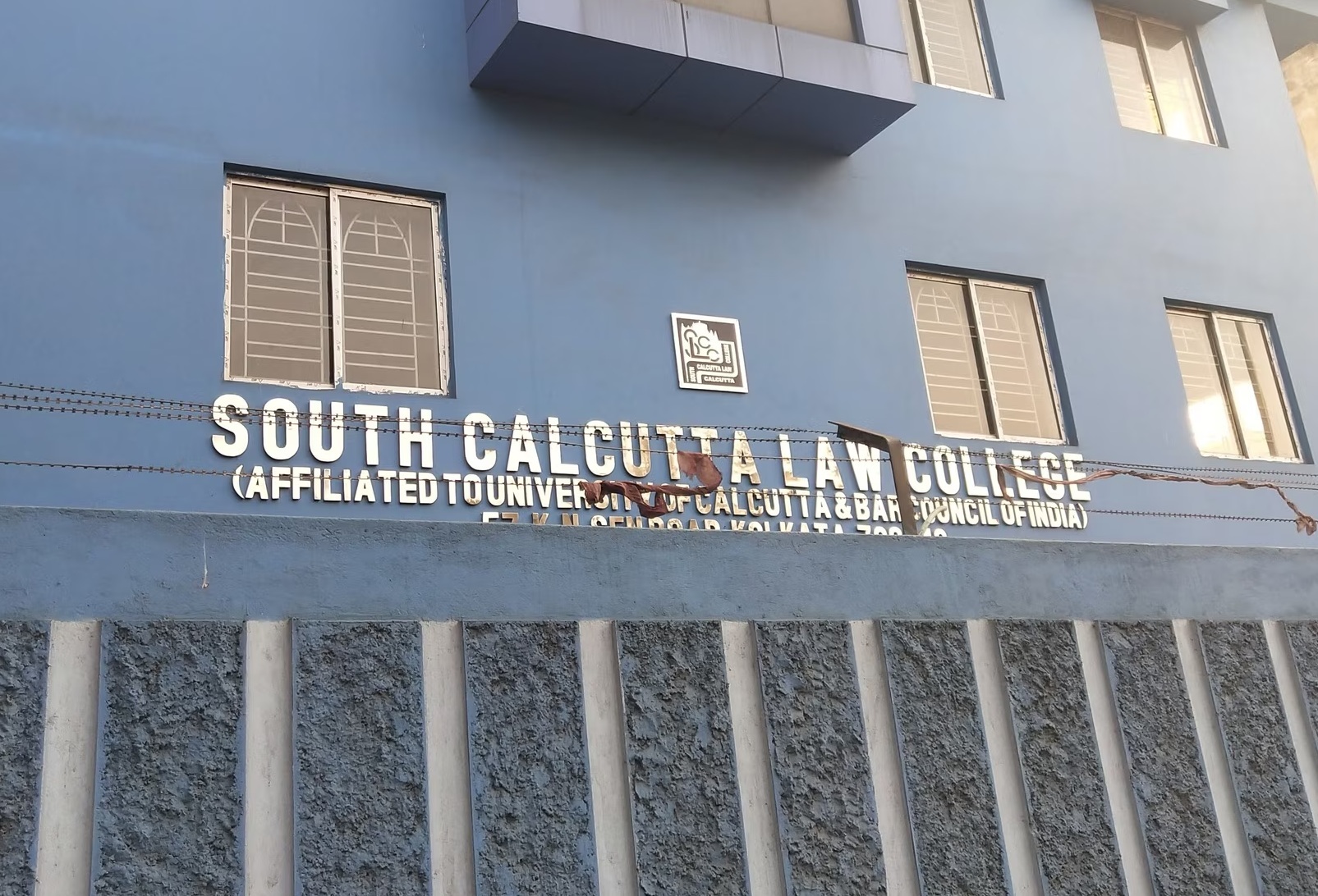 ল’কলেজে গণধর্ষণ-এর প্রতিবাদে কসবা থানার সামনে গতকাল গভীর রাত পর্যন্ত বিক্ষোভ প্রদর্শন করে